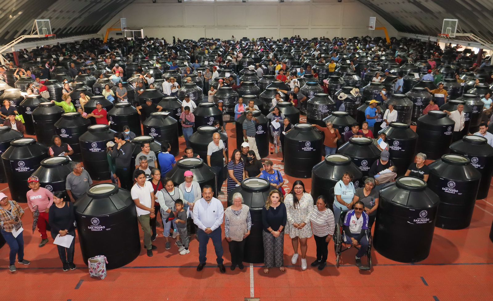 Gobierno de San Pedro Cholula entrega 550 depósitos de agua