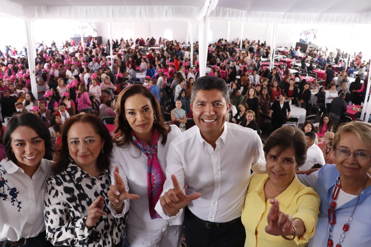 Asociaciones reúnen más de 3 mil mujeres en foro con Eduardo Rivera y Liliana Ortiz
