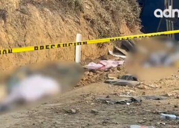 Vuelca camión de pasajeros en la México-Puebla; reportan 2  muertos y 17 heridos