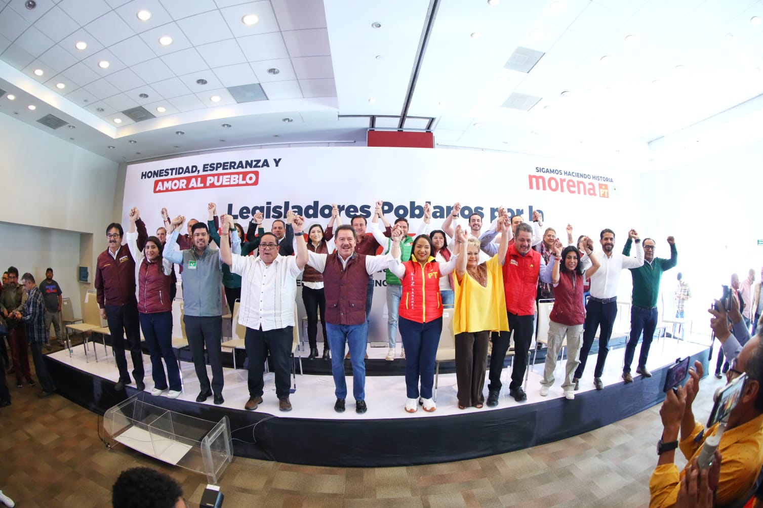 Megacoalición presenta a su ejército de legisladores de la 4T