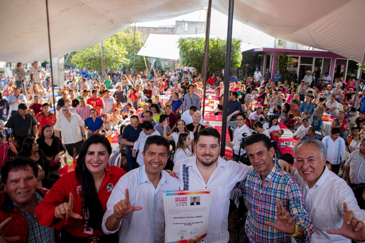 Lalo Rivera recibe constancia como candidato a la gubernatura de Puebla