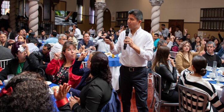 Lalo Rivera se reúne con universitarios de Teziutlán