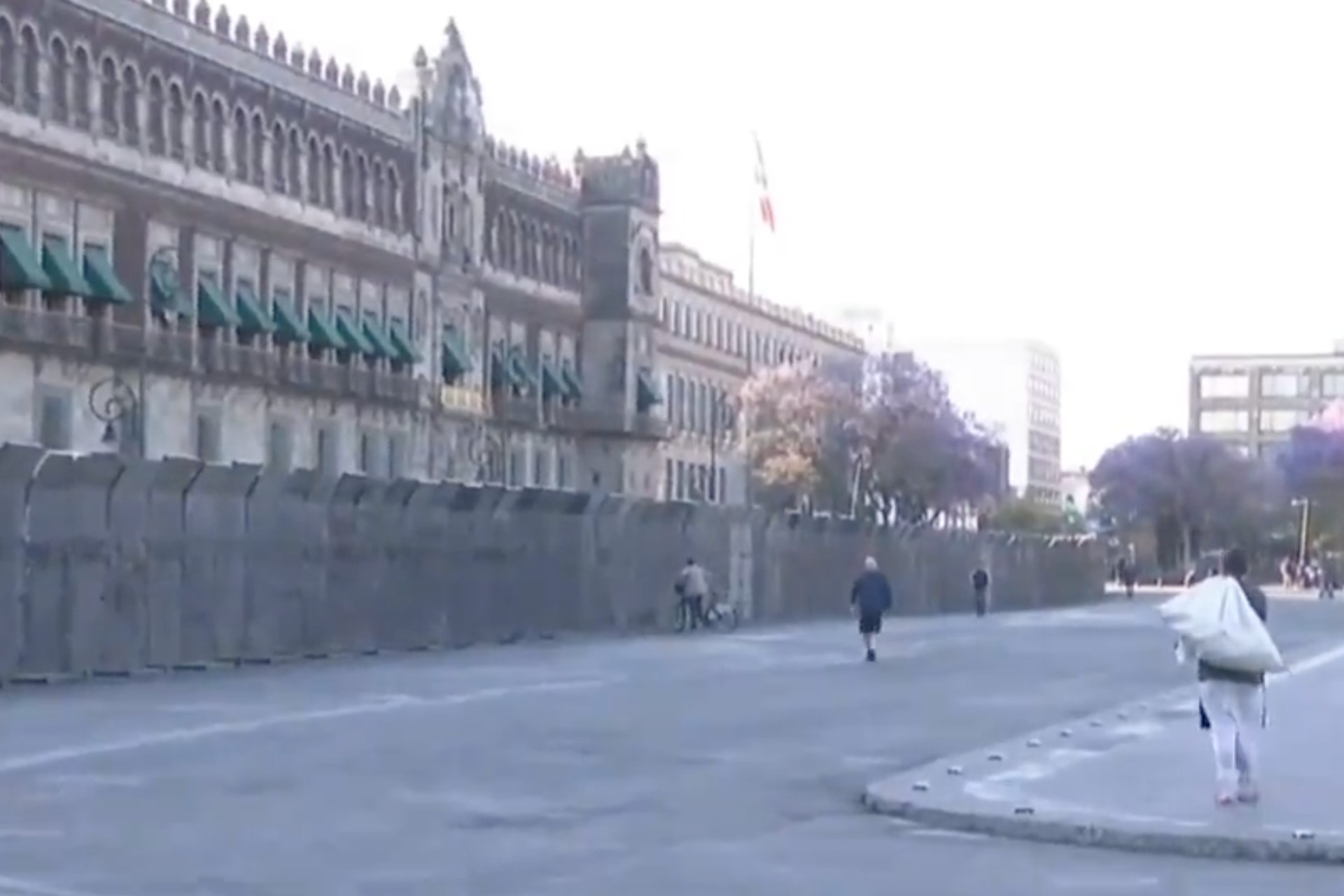 AMLO acusa que hay hombres infiltrados en marchas por el 8M para realizar destrozos