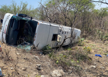 Tres muertos, deja volcadura de un autobús turístico en Huehuetlán El Grande