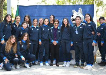 Entrega la Rectora María Lilia Cedillo Ramírez uniformes a la delegación de deportistas de la BUAP
