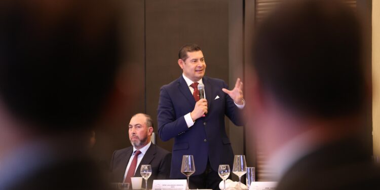 Armenta presenta su Plan Estratégico 2024-2030 a líderes empresariales de la vivienda en Puebla