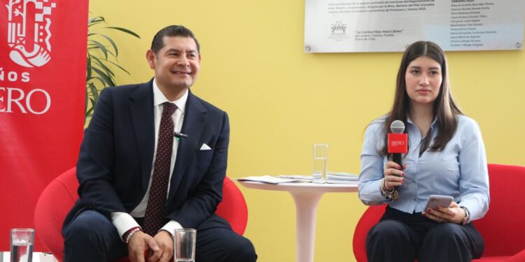 IBERO Puebla lleva a cabo los «Diálogos Circulares por la Democracia»; este martes acudió Armenta