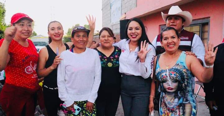 Se reúne Tonantzin Fernández con vecinos de Santiago Momoxpan