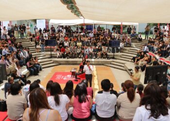 Estudiantes de la IBERO Puebla cuestionan a Eduardo Rivera en temas de seguridad, salud, educación, migración y atención a poblaciones vulnerables