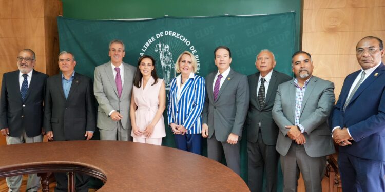 Dialoga Pepe Chedraui con estudiantes de la Escuela Libre de Derecho