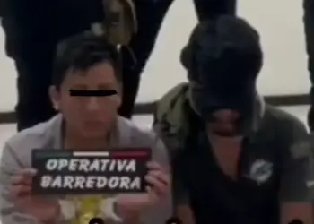 VIDEO Con el Tiburón de rodillas, grupo armado amenaza a mandos policíacos de Puebla