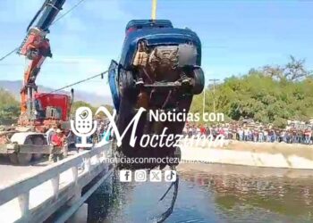 Rescatan los 4 cuerpos de los jóvenes que cayeron con todo y vehículo al dren de Valsequillo