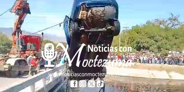 Rescatan los 4 cuerpos de los jóvenes que cayeron con todo y vehículo al dren de Valsequillo