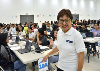 La Rectora Lilia Cedillo Ramírez realiza recorrido durante la aplicación del Examen General de Admisión 2024