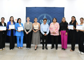 Entrega Rectora María Lilia Cedillo reconocimientos a estudiantes becarias de Abogadas MX