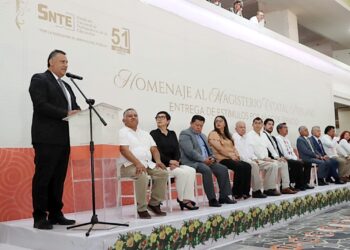 El SNTE 51 rindió homenaje a cerca de 2 mil docentes que cumplieron de 20 a más de 60 años de servicio