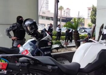 Policía Municipal sometió a sujeto armado y liberó 4 rehénes de Torre Centro Mayor