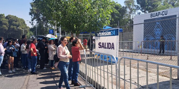 Comenzó el examen de admisión BUAP, acompañantes generan caos