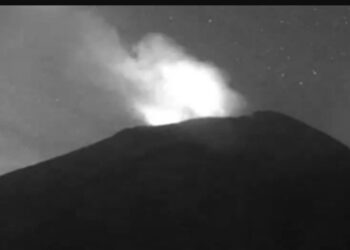 Este 3 de mayo el  volcán Popocatépetl registra impresionante fumarola