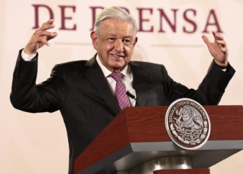 AMLO anuncia aumento salarial de 10 % a maestros este 15 de mayo