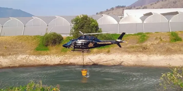 Con un segundo helicóptero se enfrent  incendio forestal en Aquixtla