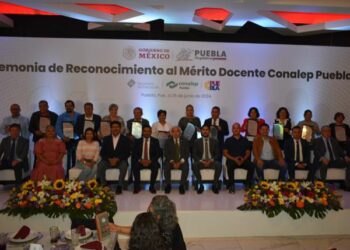 Por su trayectoria, entrega CONALEP Puebla reconocimientos a docentes