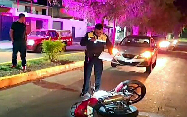 Joven padre muere y su hijo queda gravemente herido en accidente de motocicleta en Atlixco