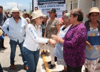 Entrega Paola Angon vialidad principal en San Gregorio Zacapechpan