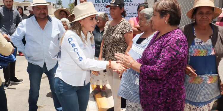 Entrega Paola Angon vialidad principal en San Gregorio Zacapechpan