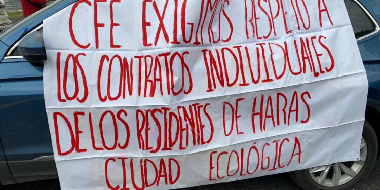 Residentes de Haras bloquean Periférico por falta de luz, CFE responde que no la pagan