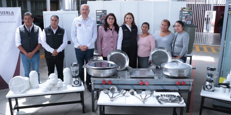 Equipa SEDIF desayunadores escolares en Puebla capital
