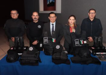 Entrega Paola Angon aquipamiento a personal de seguridad y custodia del Centro Penitenciario de Cholula