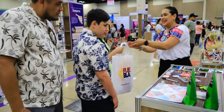 Destaca Puebla promoción de Pueblos Mágicos y artesanías en tianguis turístico