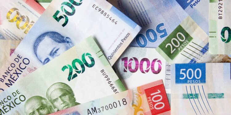 Peso mexicano alcanza las 18.65 unidades por dólar, a horas de la reunión AMLO-Sheinbaum