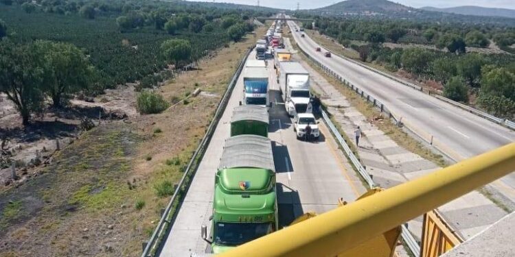 Se cumplen 33 horas de bloqueo de campesinos en el Arco Norte