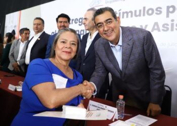Entrega Sergio Salomón reconocimientos y medallas al personal de apoyo y asistencia a la educación