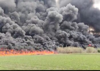 Evacuan negocios y pobladores de Chipilo por aparatoso incendio de una fábrica