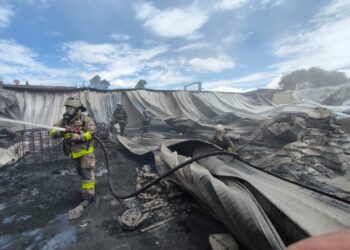 Por incendio en Gregorio Atzompa son desalojados alumnos y docentes de escuelas aledañas