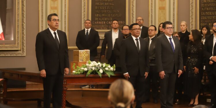 Asiste Sergio Salomón a homenaje póstumo del diputado Carlos Navarro Corro