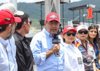 Salomón Céspedes dio  el banderazo inicial de la sexta fecha de la Nascar México Series en el Autódromo «Miguel E. Abed»
