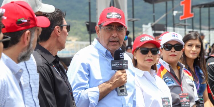 Salomón Céspedes dio el banderazo inicial de la sexta fecha de la Nascar México Series en el Autódromo «Miguel E. Abed»