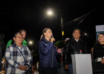 Inaugura Paola Angon alumbrado principal en Santiago Momoxpan