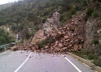 Lluvias dejan en Puebla deslizamientos de tierra en carreteras de diferentes municipios