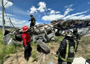 Choque entre camión pesado y vehículo en Amozoc deja un fallecido y tres prensados