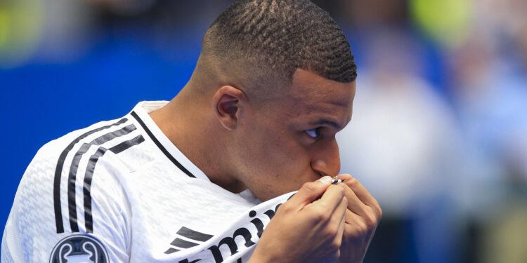 Mbappé desata la locura al ser presentado como jugador del Real Madrid