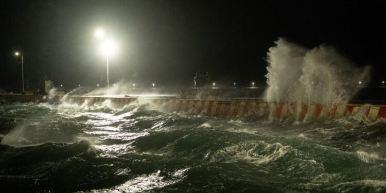 Tormenta tropical Chris toca tierra en Veracruz; activan alertas en estados por lluvias