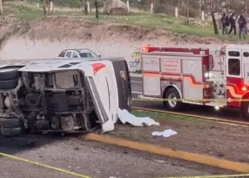Vuelca autobús que iba de Cuautempan a CDMX; hay un muerto y 12 heridos
