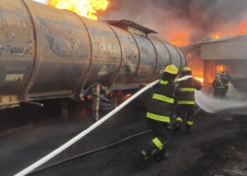 Cuatro autotanques de hidrocarburo se incendiaron  en una bodega del municipio de Santa Clara Ocoyucan