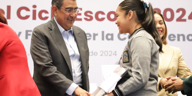 Sergio Salomón presidió el inicio del Ciclo Escolar 2024-2025; pide a padres de familia revisar las mochilas de sus hijos