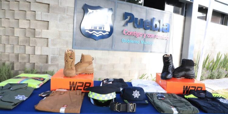 Policias municipales y elementos de Protección Civil de la capital poblana reciben uniformes